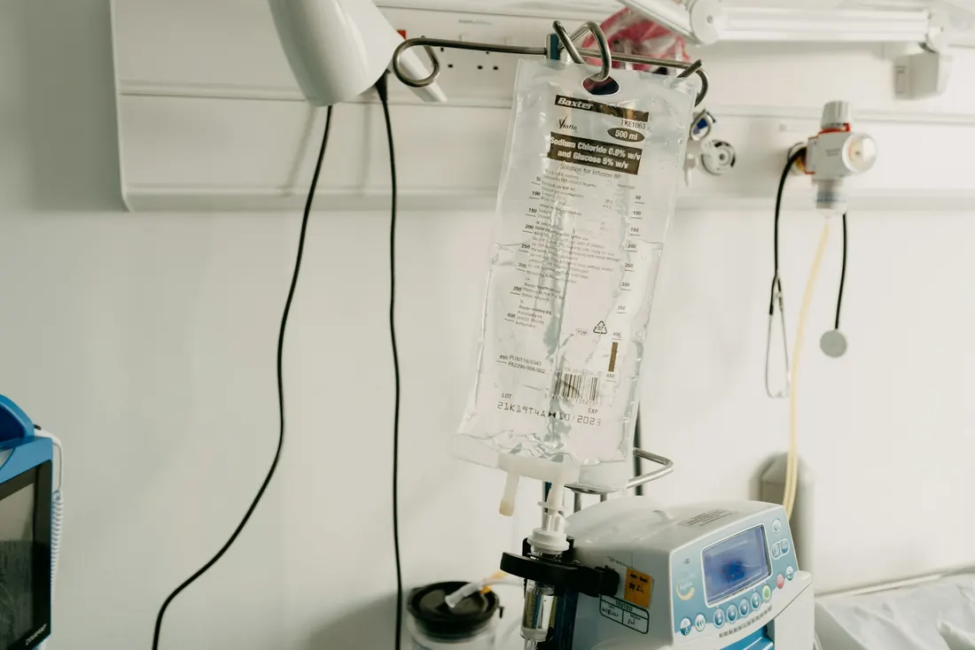Cameră de spital cu monitoare